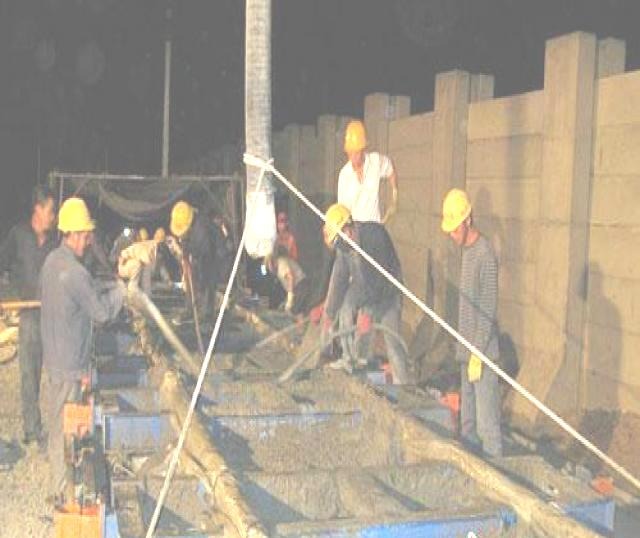 施工现场 VLM 检测：6 名工人全部识别，1 人未戴安全帽被标红